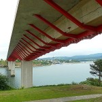 Bajo el puente (caian gotas, pero no del puente). Ribadeo
