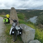 Bajando a la presa de Bemposta