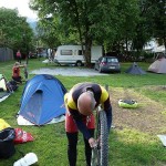 Poniendo a punto las monturas en el camping, Imst. (por Jaime)