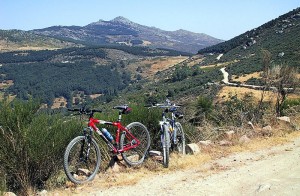 Subiendo al Cancho de la Muela, al fondo Peña Negra