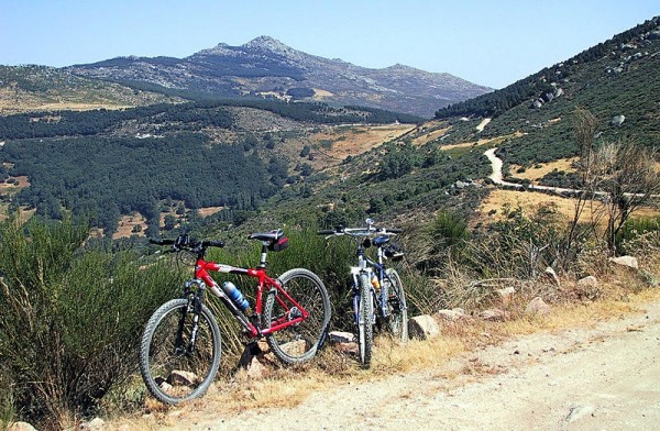 Subiendo al Cancho de la Muela, al fondo Peña Negra